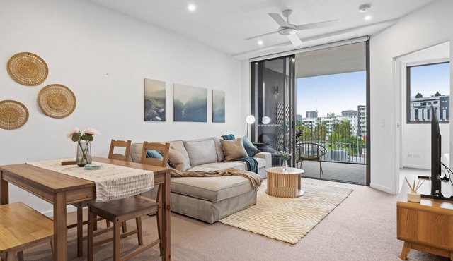 Spacious West End Apartment with Pool & BBQ Access