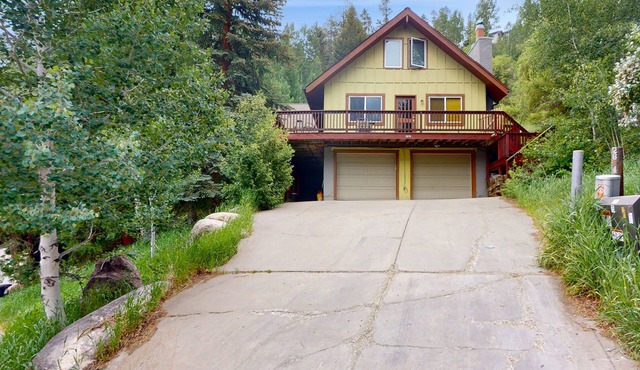 Spacious West Vail condo near shuttle w/shared hot tub, washer/dryer