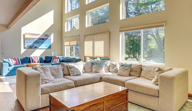 Spacious Whitehall Home w/Hot Tub + Game Room