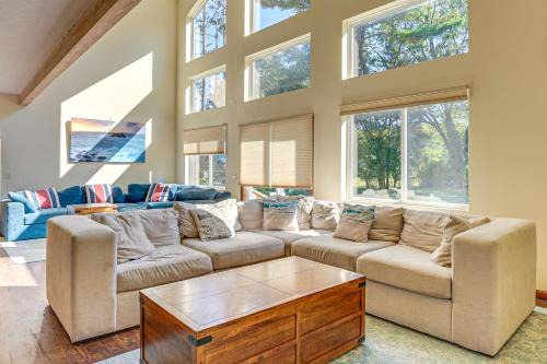 Spacious Whitehall Home w/Hot Tub + Game Room