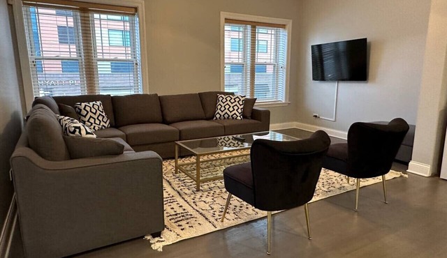 Spacious Wicker Park Hideaway with Parking!