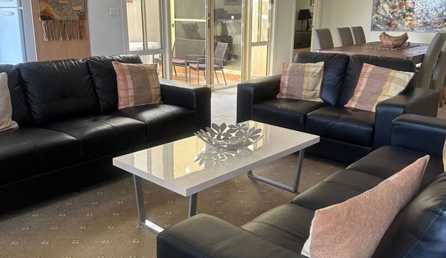 Spacious Williamstown Apartment with Free Parking