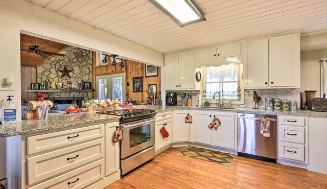 Spacious Williamson Home: Private Yard & Deck