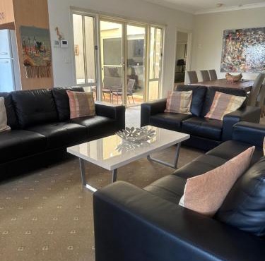 Spacious Williamstown Apartment with Free Parking