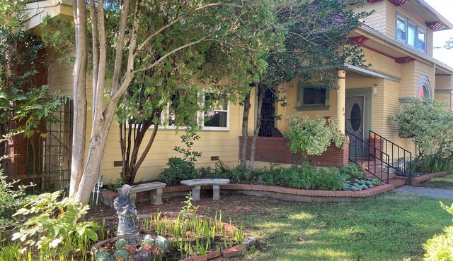 Spacious wine country retreat; Sauna, hot tub, gym in charming Cloverdale.