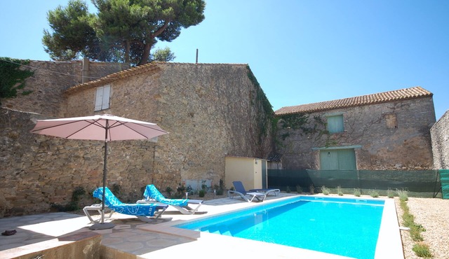 Spacious Wine Country House.Shops & Restaurants 5 mins Walk. Heated Private Pool