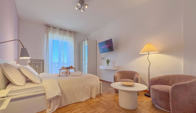 Spacious with Romantic Balcony and 2 Bathrooms in the Centre