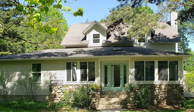 Spacious-Wooded Lot–Family/Pet Friendly-Short Walk to Eagle Harbor