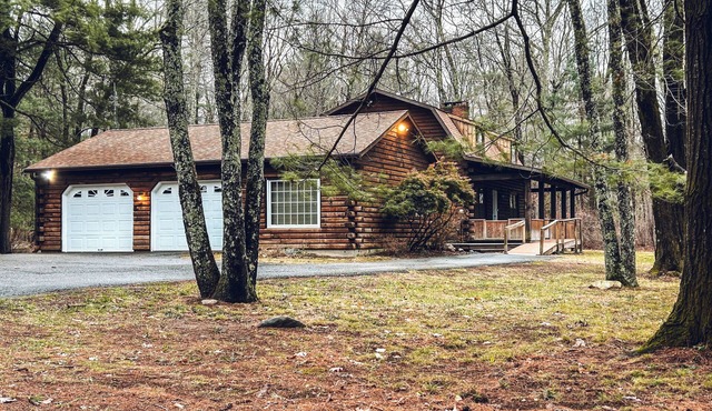 Spacious Woodland Retreat in the Litchfield Hills - Sleeps 8+
