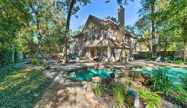 Spacious Woodlands Home: Pool & Outdoor Oasis