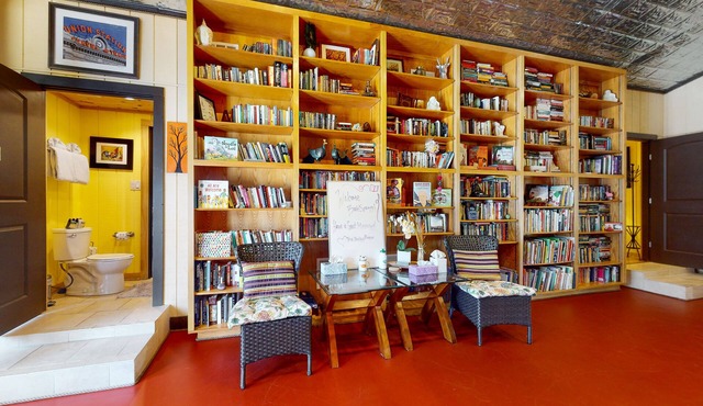 Spacious Writing Barn on Eight Acres with Central AC, WiFi,