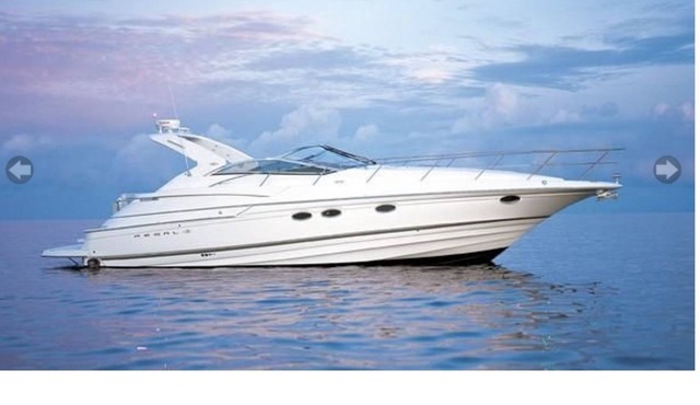 Spacious yacht that sleeps six