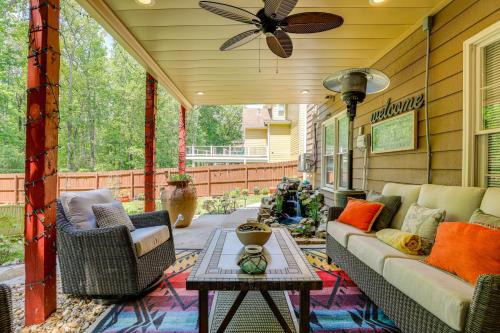 Spacious Yard and BBQ Chic Escape in Lawrenceville!