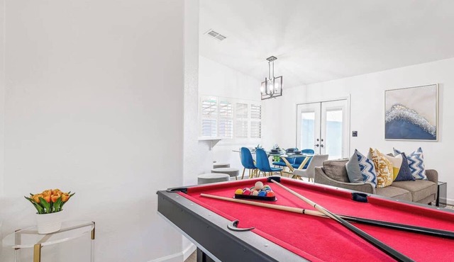 Spacious Yard+Pool Table at 5BR Modern Getaway