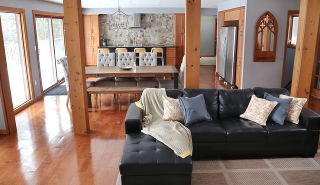 Spacious Year-Round Waterfront Cottage on Sharbot Lake