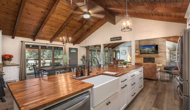Spacious Yosemite Pet Friendly Retreat w/Game Room-Views-Deck & EV Charger