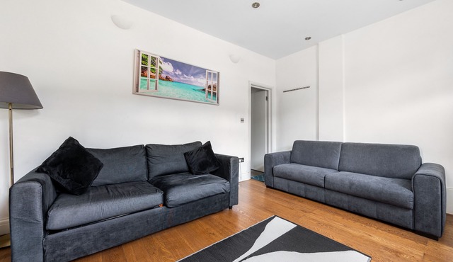 Spacious Zone 2 Flat Sleeps 10 FREE Parking (4 Cars/2 Vans) Ideal for Families.