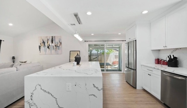Spacious4-bedroom house W/Amazing backyard