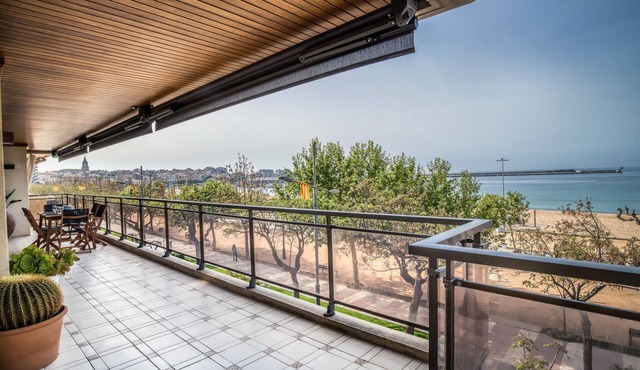 Spaciousness and Comfort: Elegant Seafront Apartment with Terrace in Palamós 🌊✨
