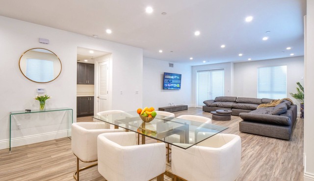 Spaciuos Luxury Condo Beverly Hills Adjacent