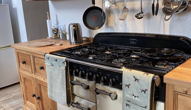 Spaniel Cottage with views to Ham Hill Country Park