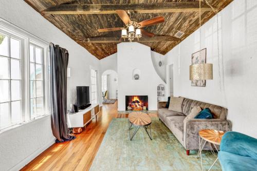 Spanish Beach Bungalow 4br 2bath