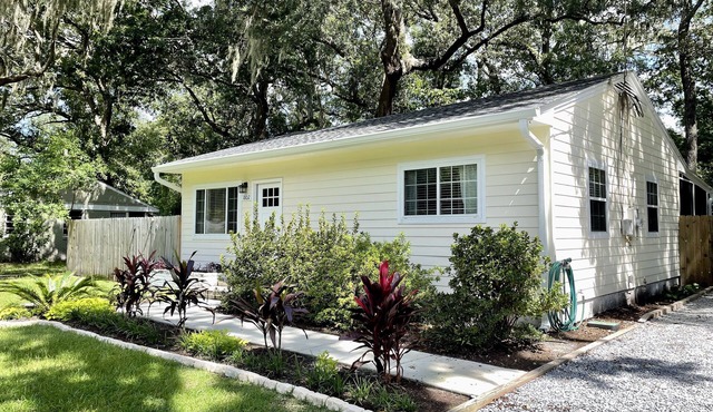 Spanish Moss Cottage: pet friendly getaway on the beautiful Spanish Moss Trail!