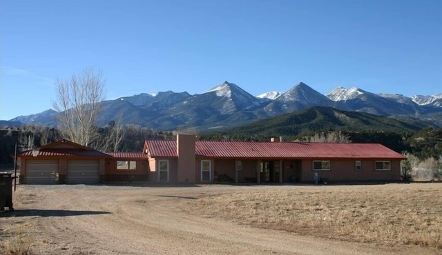Spanish Ranch on the Arkansas River- enjoy the rushing river from the Hot tub!