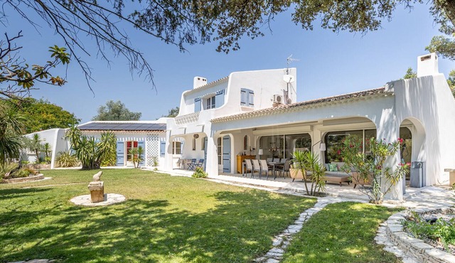 SPANISH VILLA - IBIZA IN THE GARD!