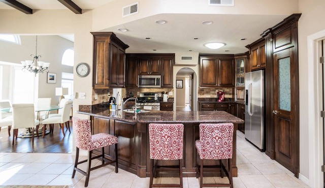 Spanish Villa w/ GORGEOUS backyard - 2 minutes from Franklin HS