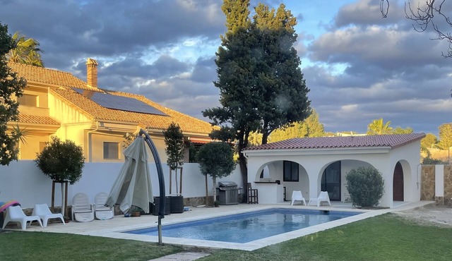 Spanish Villa With Guest Room & Pool House
