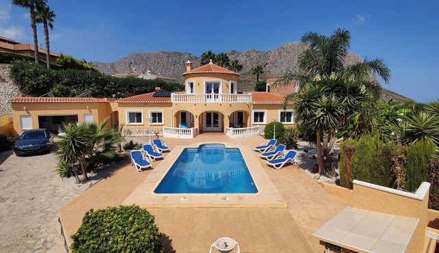 Spanish villa with large pool, sea views, in a wonderful residential area in Beniarbeig