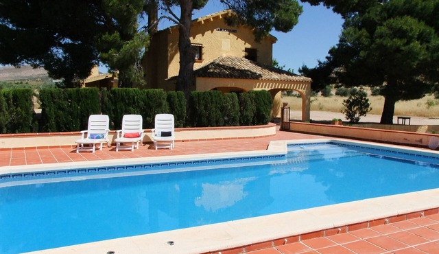 SPANISH VILLA WITH PRIVATE POOL, WIFI, 50 MINUTES FROM THE BEACH