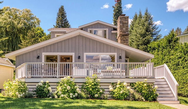 Sparkling 4-bedroom cottage with AC on Prestine Walloon Lake