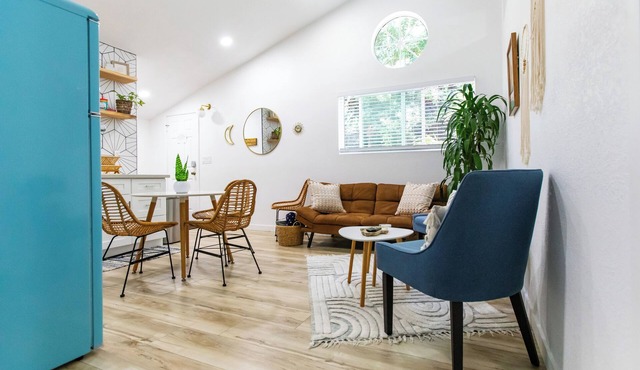Sparkling Clean, Stylish 1-bdrm w/parking - 5 min to hiking & beach!