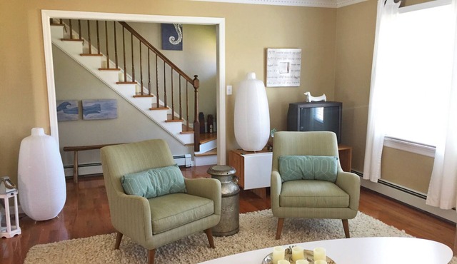 Sparkling Cape, steps to lake, 3 blocks to town center, close to beach