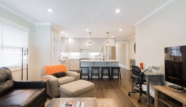 *Sparkling Clean* 5-Star Modern Luxury Near Uptown