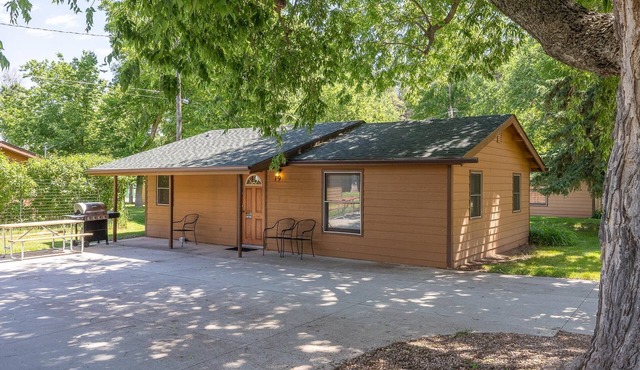 Sparkling Clean Cabin Thirty Minutes to Mt Rushmore - In Rapid City On Canyon Lake Thirty Minutes from Mt Rushmore