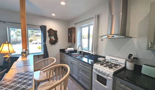 Sparkling Clean, Private & Quiet! Amazing Ocean Views [1]