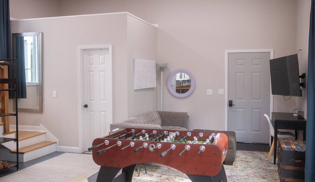 Sparkling Clean Walkable King Bed Couples Retreat!