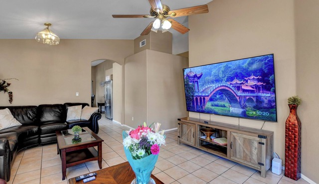 Sparkling Home, Safe, Quiet & Clean! Convenient Location!