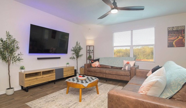 Sparkling New 4 Bedroom Family Retreat near Sea World, Lackland AFB, & Six Flags