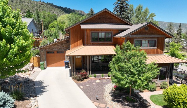 Sparkling new home close to downtown & hiking trails