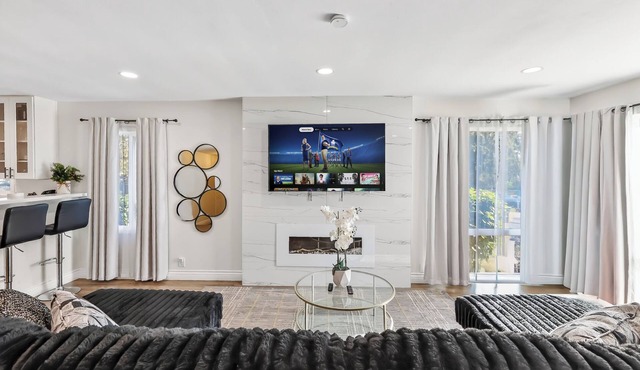 Sparkling Pool! 5 Bedroom 3 Bath Plus Game Room