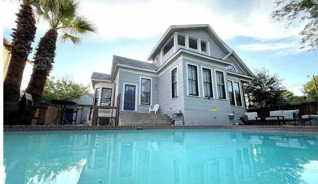 Sparkling pool Historic 6-BR Oasis Near Downtown