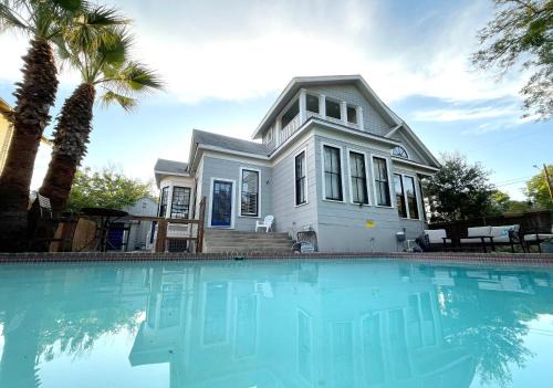 Sparkling pool home 6-BR Oasis Near Downtown