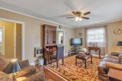 Sparkling, Secure, Comfortable Housing - Cute home