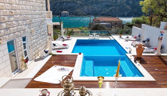 Sparkling Waters Villa near The Old Town