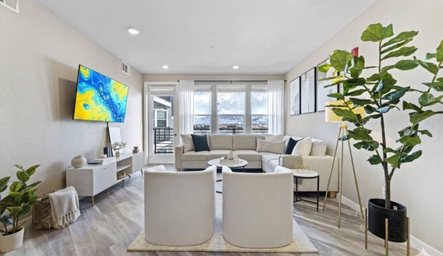 Sparks Marina 2BR · Waterfront Views, Jacuzzi & Pool