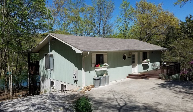 Sparky's-Lakefront, Beautiful Shoreline- Close to Swim Pool & Marina!